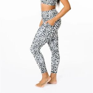 Zyia Snow Leopard Print Leggings Womens 6-8 Pockets Yoga Fitness Athleisure